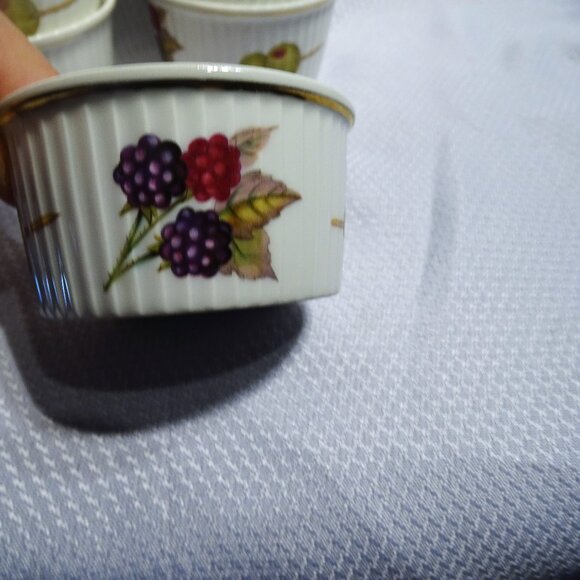 Royal Worcester Evesham Berries and Olives Ramekins set of 6 - Picture 4 of 7